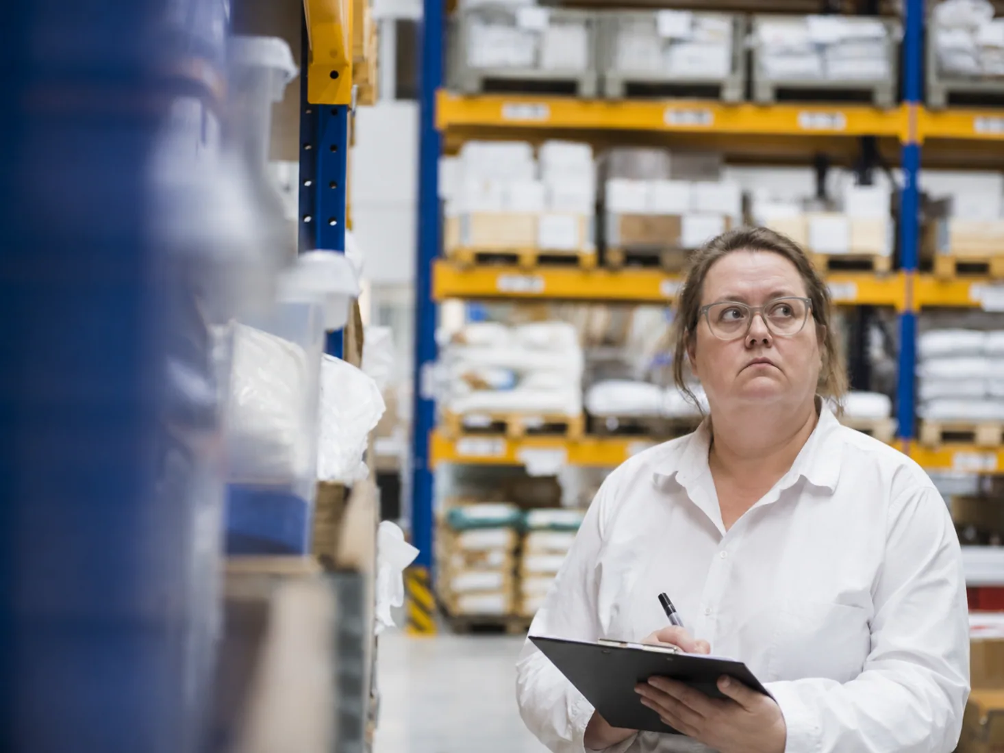 Professionnel QA en train d’examiner un entrepôt à température contrôlée
